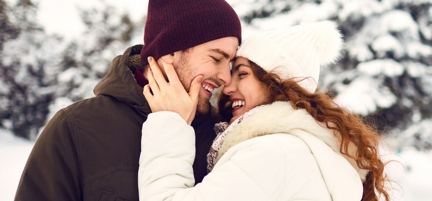 Comment s’épanouir dans son couple en hiver : Activités, essentiels et idées cocooning