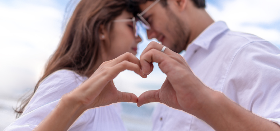 Couple formant un coeur