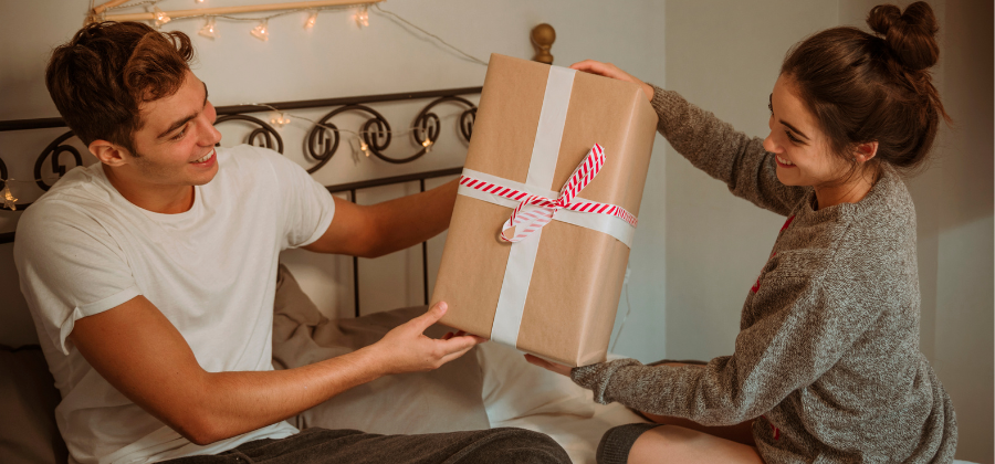 Cadeau amoureux homme : Top 10 des cadeaux originaux pour surprendre son partenaire